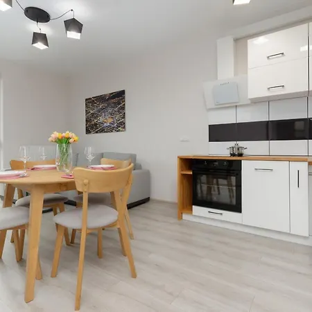 Urban Wings - Airport With Parking & Balcony By Renters Apartment