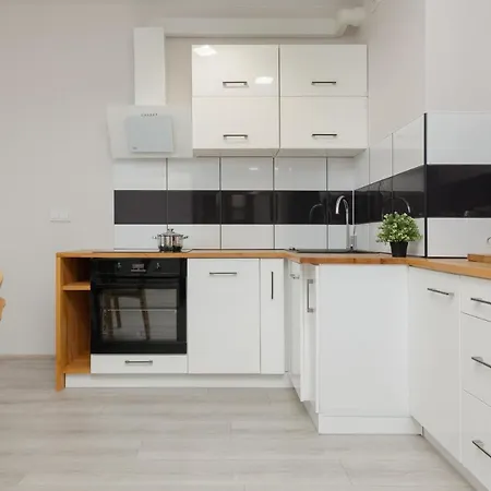 Urban Wings - Airport With Parking & Balcony By Renters דירה ורשה
